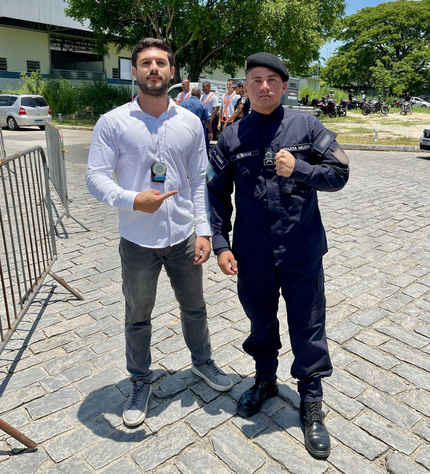 Danilo Rosas, aprovado na PMERJ, ao lado do mentor da Incentivo